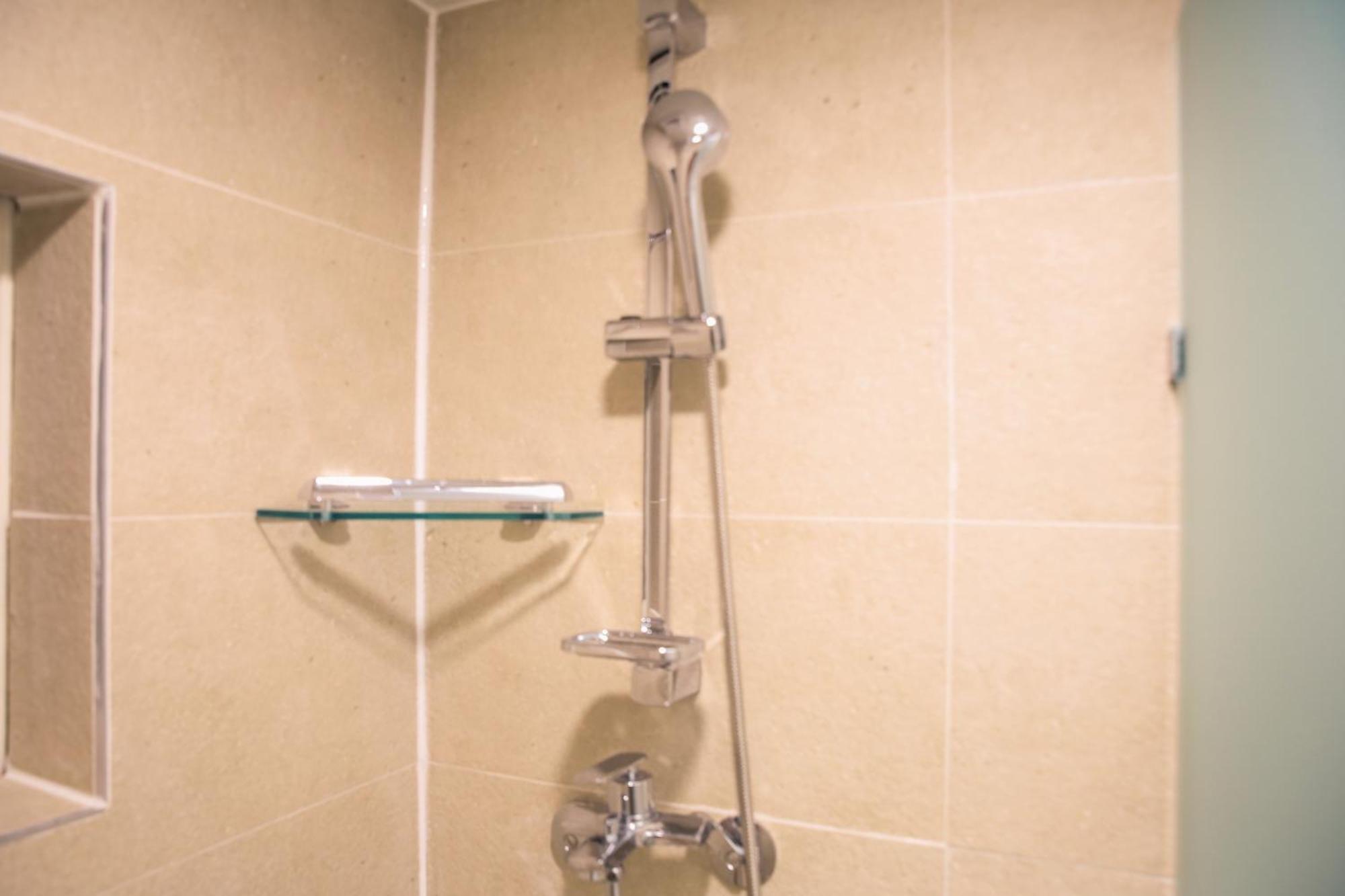 3br 2bath 5bed For Big Group 1f Apartment *